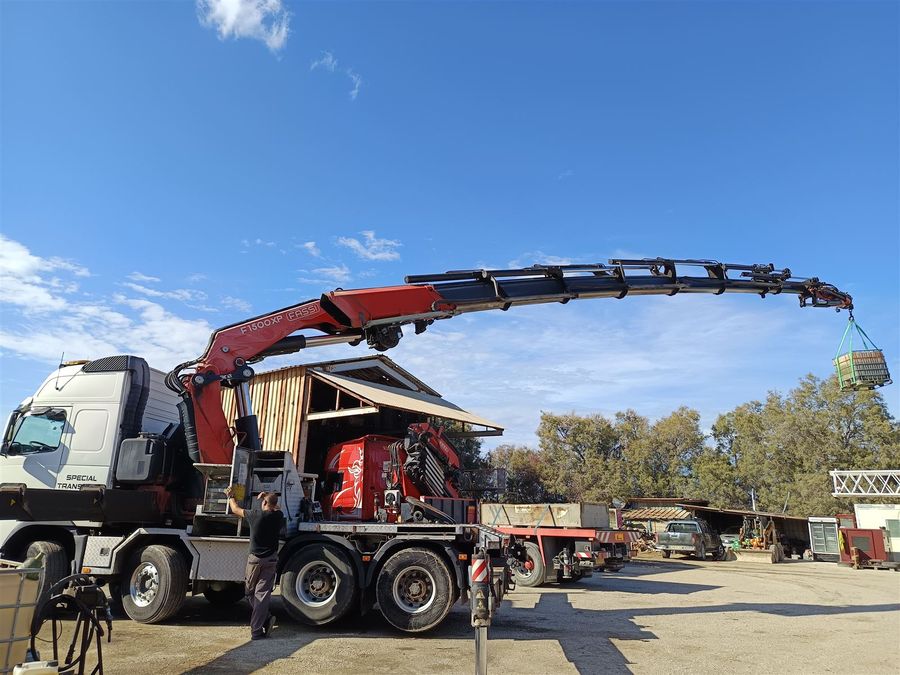 Γερανός FASSI F1500XP σε φορτηγό Volvo της Γερανοί Μήλου
