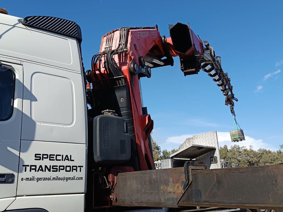 Γερανός FASSI F1500XP σε φορτηγό Volvo της Γερανοί Μήλου