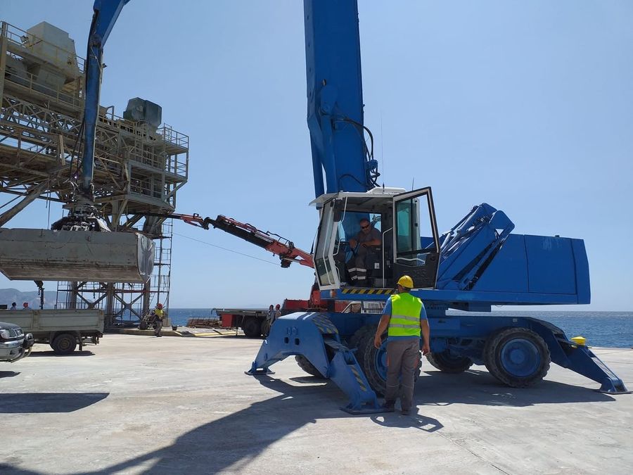 Μηχάνημα χειρισμού υλικών FUCHS MHL 360 της Γερανοί Μήλου